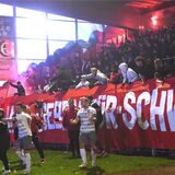 Fußball Westfalenpokal Achtelfinale 28. September 2022, Stimberg-Stadion Oer-Erkenschwick. Spvgg. Erkenschwick – SC Preußen Münster 5:4 nach Elfmeterschießen. Jubel mit den Fans.