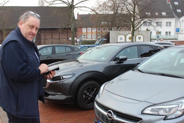 Lothar Idahl ist Politeur in Waltrop und steht mit seinem Scanner auf dem Parkplatz am Herne-Bay-Platz.
