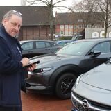 Lothar Idahl ist Politeur in Waltrop und steht mit seinem Scanner auf dem Parkplatz am Herne-Bay-Platz.