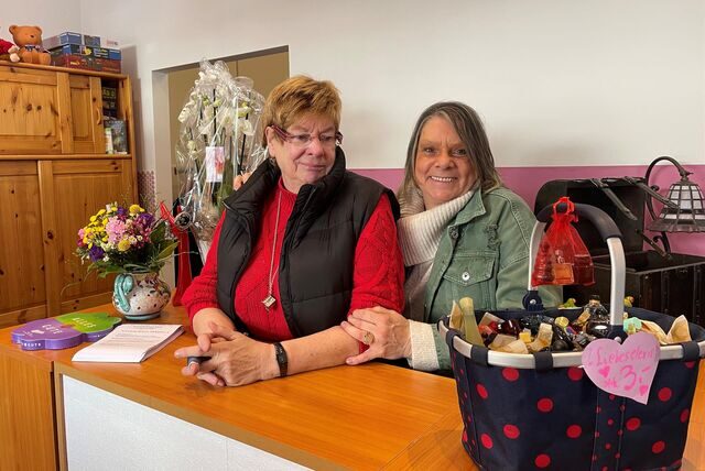 Heike Neumann und Linda Kleist stehen hinter der Theke ihres neuen Ladens. Die Schatztruhe verkauft Klamotten aus zweiter Hand.