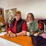 Heike Neumann und Linda Kleist stehen hinter der Theke ihres neuen Ladens. Die Schatztruhe verkauft Klamotten aus zweiter Hand.
