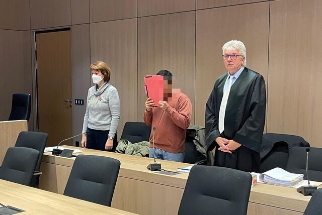 Der Angeklagte (Mitte) kurz vor Prozessbeginn am 14. Februar. Rechts: Verteidiger Hans-Dieter Stoffer.
