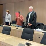 Der Angeklagte (Mitte) kurz vor Prozessbeginn am 14. Februar. Rechts: Verteidiger Hans-Dieter Stoffer.
