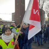 Eine Frau trägt eine Fahne.