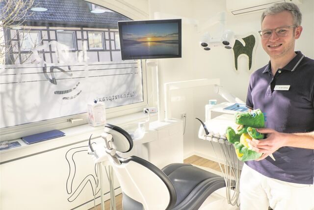 Zahnarzt Dr. Dirk Vehling (34) in seiner Praxis in Datteln.