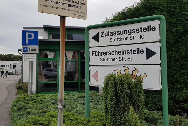 Ein Schild weist auf die Kfz-Zulassungsstelle und die Führerscheinstelle des Kreises Recklinghausen an der Stettiner Straße in Marl hin.