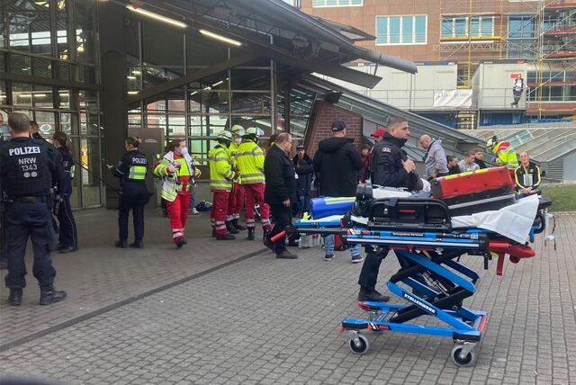 Einsatzkräfte an der U-Bahn-Station