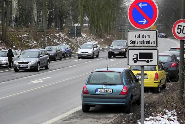 Blick auf die Berliner Straße in Waltrop, rechts und links parken Autos auf dem Seitenstreifen.