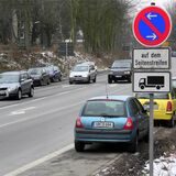 Blick auf die Berliner Straße in Waltrop, rechts und links parken Autos auf dem Seitenstreifen.