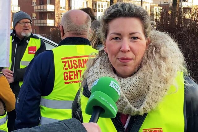 Marina Günes trägt eine grelle gelbe Weste und ist Teilnehmerin des ver.di Streiks in Marl