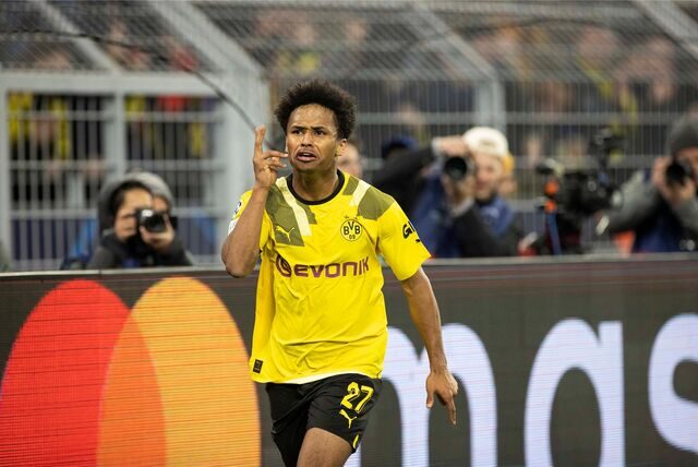 Karim Adeyemi bejubelt seinen Treffer gegen Chelsea.