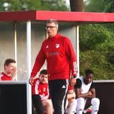 Neue Aufgabe im Sommer: Jörg Breski, hier vor der Trainerbank des SV Vestia Disteln.
