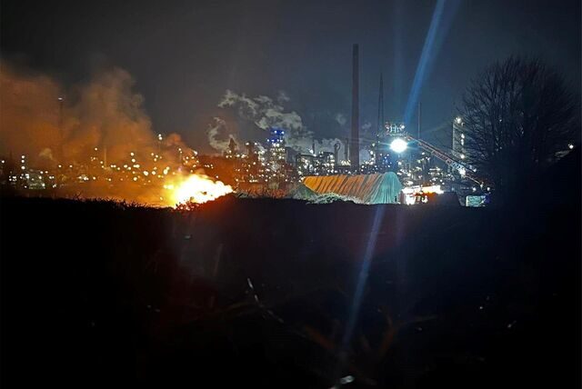 Schon von weitem war das Feuer in Gelsenkirchen-Scholven zu sehen.