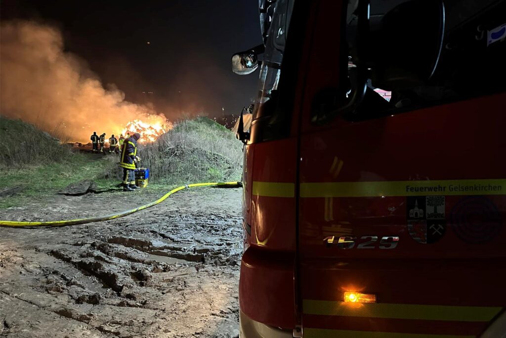 Die Feuerwehr war mit zahlreichen Kräften vor Ort. Die Feuerwehr war mit zahlreichen Kräften vor Ort.