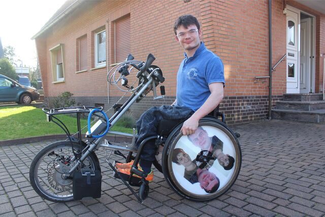 Der Waltroper Lucas Klink sitzt in seinem Rollstuhl, vor den er das Speedy-Bike spannt. Das Spezialgefährt ist jetzt demoliert.