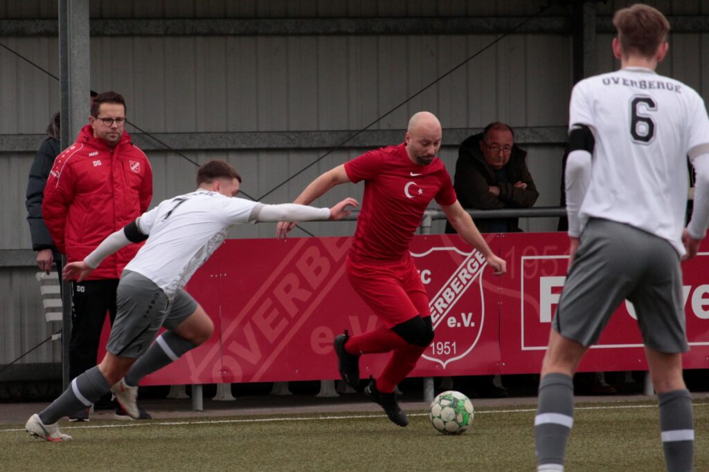 Nico Zebrowski versucht TSC Kamens Spielertrainer Dogan Okumak zu stoppen. Nico Zebrowski versucht TSC Kamens Spielertrainer Dogan Okumak zu stoppen.