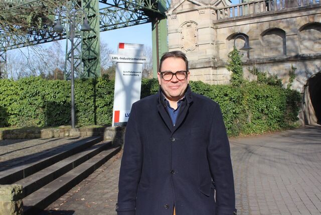 Dr. Arnulf Siebeneicker, Chef des LWL-Museums Schiffshebewerk, steht vor dem Museumseingang.