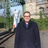 Dr. Arnulf Siebeneicker, Chef des LWL-Museums Schiffshebewerk, steht vor dem Museumseingang.