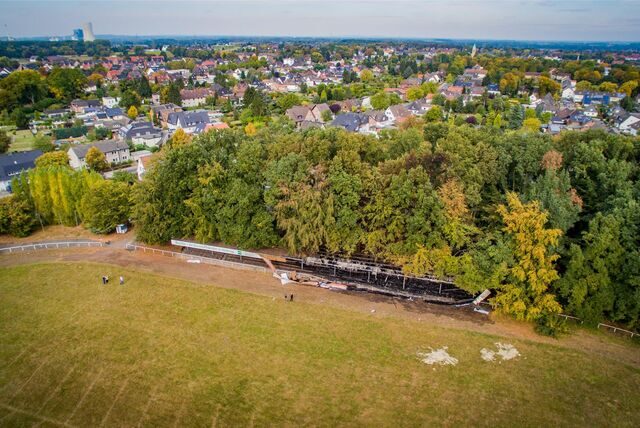 Das Waldstadion Waltrop auf einer Luftaufnahme nach dem Brand der Tribüne.