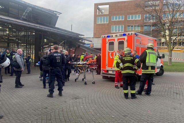 Nach der Pfefferspray-Attacke wurden die Verletzten im Stadtgarten von Rettungskräften behandelt.