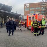 Nach der Pfefferspray-Attacke wurden die Verletzten im Stadtgarten von Rettungskräften behandelt.