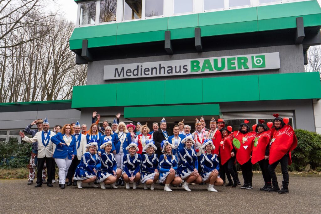 Nach dem Rathaus stürmten die Jecken von den Sternburgern und Colonia auch das Medienhaus Bauer. Nach dem Rathaus stürmten die Jecken von den Sternburgern und Colonia auch das Medienhaus Bauer.