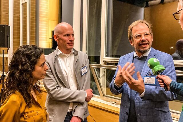 Die Journalisten Katharina Kühn, Peter Wozny, Hajo Seppelt und Heinz-Peter Mohr (v. l.) im Gespräch