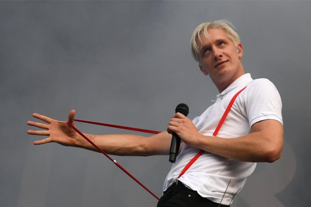 Der Sänger Felix Brummer von der Band Kraftklub hält beim Elektro- und Hip-Hop-Festival Juicy Beats einen seiner Hosenträger fest. Der Sänger Felix Brummer von der Band Kraftklub hält beim Elektro- und Hip-Hop-Festival Juicy Beats einen seiner Hosenträger fest.