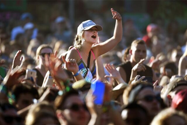 Besucher jubeln beim Elektro- und Hip-Hop-Festival Juicy Beats.
