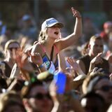 Besucher jubeln beim Elektro- und Hip-Hop-Festival Juicy Beats.