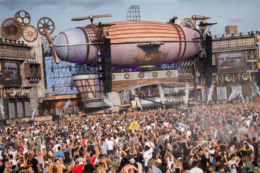 Menschen stehen auf dem Musikfestival Parookaville vor der Mainstage. Menschen stehen auf dem Musikfestival Parookaville vor der Mainstage.