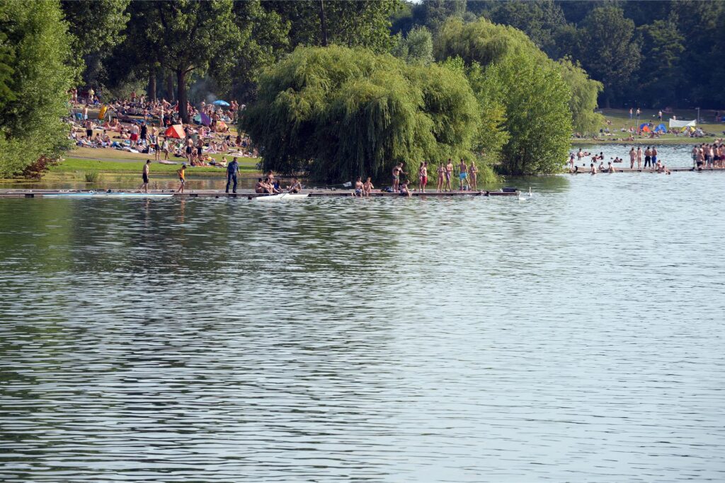 Badegäste schwimmen am 22.03.2013 in Köln (Nordrhein-Westfalen) im Fühlinger See. Badegäste schwimmen am 22.03.2013 in Köln (Nordrhein-Westfalen) im Fühlinger See.