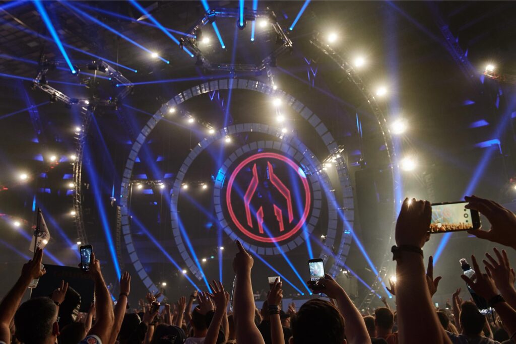 Technofans tanzen und filmen beim Technofestival «Mayday» in der Westfalenhalle die Lichtshow über der Hauptbühne mit ihren Smartphones. Technofans tanzen und filmen beim Technofestival «Mayday» in der Westfalenhalle die Lichtshow über der Hauptbühne mit ihren Smartphones.