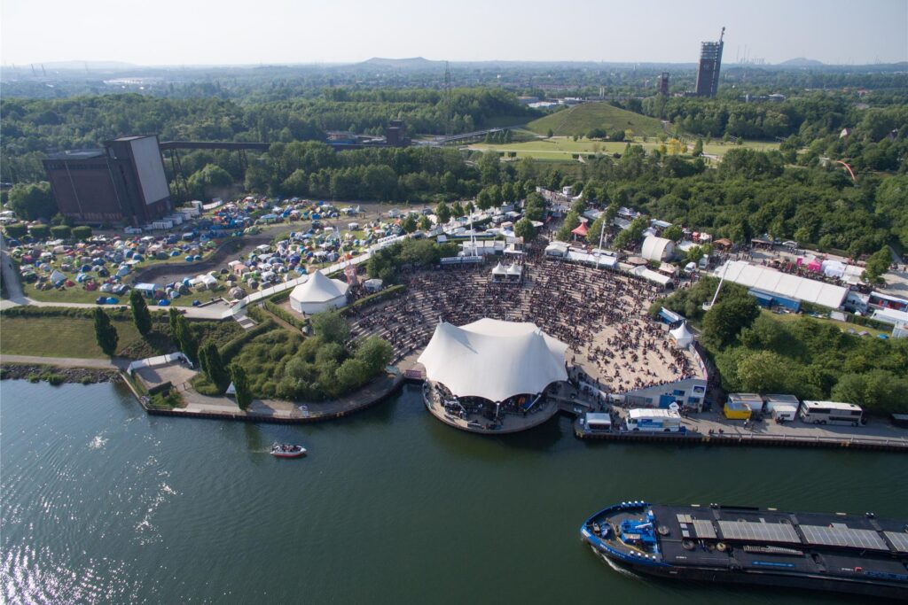 Blick auf das Gelände vom Rock Hard Festival aus der Luft im Amphitheater am Rhein-Herne-Kanal in Gelsenkirchen Blick auf das Gelände vom Rock Hard Festival aus der Luft im Amphitheater am Rhein-Herne-Kanal in Gelsenkirchen