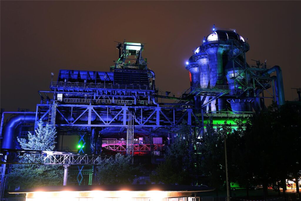 In buntes Licht wird der Landschaftspark Duisburg Nordwährend der In buntes Licht wird der Landschaftspark Duisburg Nordwährend der