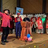 Pfarrer Ulrich Müller (li.) und Bürgermeister Werner Arndt als Klempner begrüßen die Gäste im Pfarrheim St. Barbara.