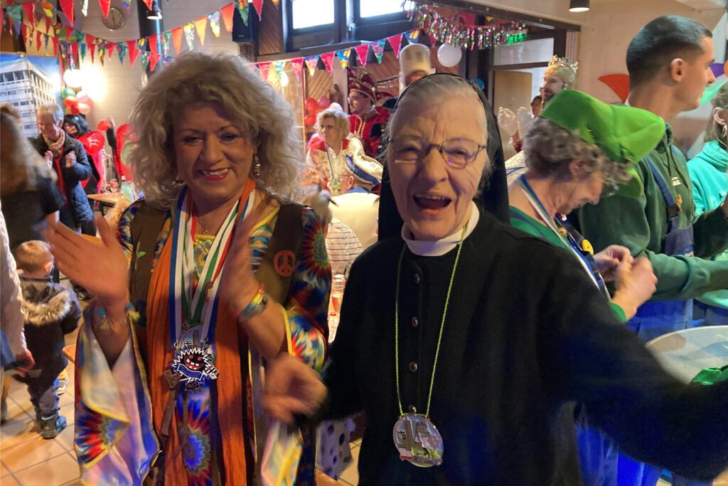 Zwei Frauen feiern Karneval.