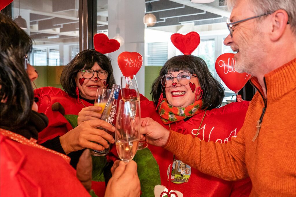 Redakteur Thomas Brysch stößt mit den "Herzblättern" auf ein Glas Sekt an.