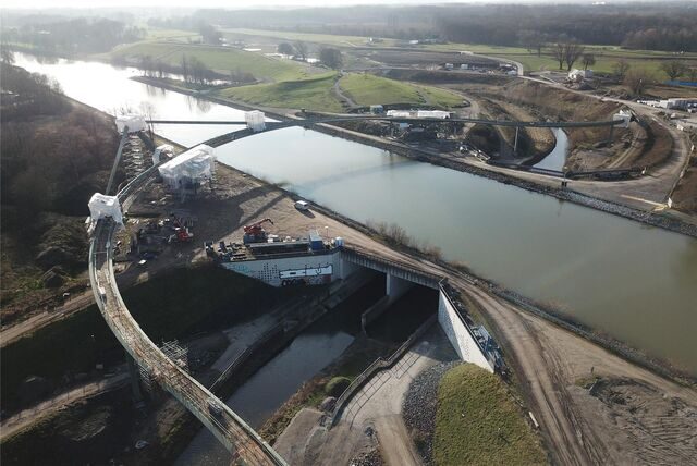 Der Sprung über die Emscher nimmt mehr und mehr Formen an. Das gigantische S-förmige Bauwerk spannt sich schon über den Rhein-Herne-Kanal, ist aber noch nicht begehbar.
