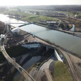 Der Sprung über die Emscher nimmt mehr und mehr Formen an. Das gigantische S-förmige Bauwerk spannt sich schon über den Rhein-Herne-Kanal, ist aber noch nicht begehbar.
