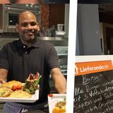 Jeevathasan Pasupathypillai präsentiert 2020 seine Schnitzel im neu eröffneten Restaurant. Jetzt ist geschlossen. Nur ein Lieferando-Schild steht noch.