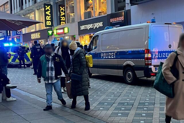 Mehrere Polizeiwagen waren am späten Donnerstagnachmittag auf dem Westenhellweg zu sehen.