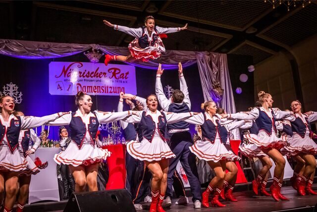 Beeindruckende Flugeinlagen zeigte das Ensemble „Rheinflotte“ bei der Damensitzung in der Dortmunder Westfalenhalle.