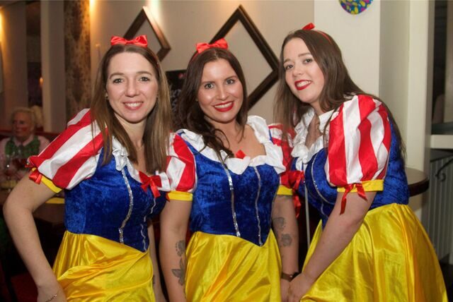 Verkleidete Frauen feiern Weiberfastnacht.