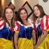Verkleidete Frauen feiern Weiberfastnacht.