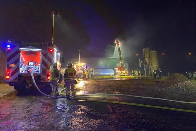 Die Feuerwehr Gladbeck löscht ein Feuer in einer Scheune in Gladbeck.
