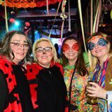 Vier Frauen sind verkleidet. Zwei als Marienkäfer und zwei als Hippie.