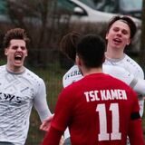 Henri Wittwer (2.v.r.) lässt sich von seinen Mitspielern feiern.