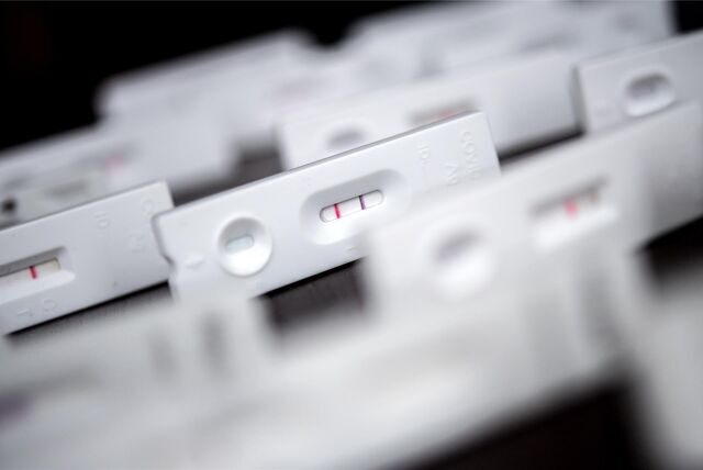 Antigen-Schnelltests für den Nachweis von SARS-CoV-2 liegen auf einem Tisch.