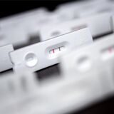 Antigen-Schnelltests für den Nachweis von SARS-CoV-2 liegen auf einem Tisch.